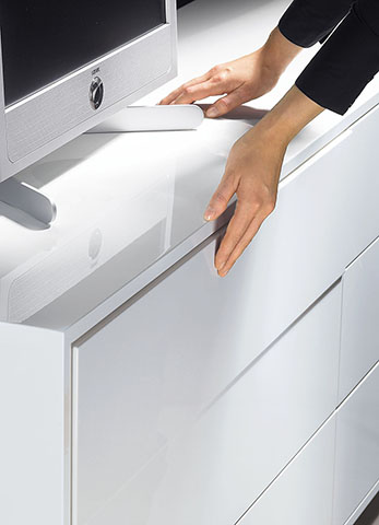 Dzięki nowoczesnej technice meblowej – takiej jak system Push to open – wystarczy dotknąć front szuflady, aby ją otworzyć. Fot. Hettich
