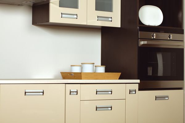 Uchwyty meblowe wpuszczane - przykładowa kuchnia