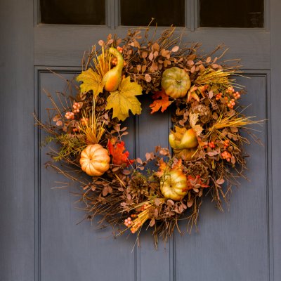 Jesienny wieniec zdobiący drzwi