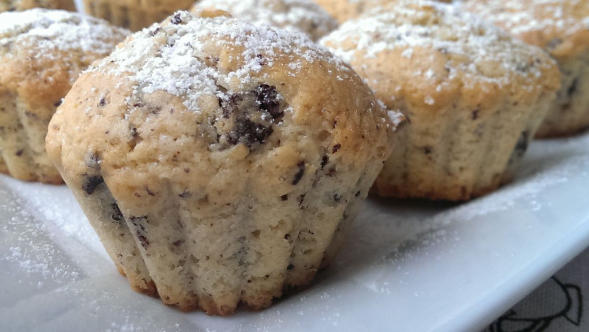 Babeczki z kawałkami czekolady.