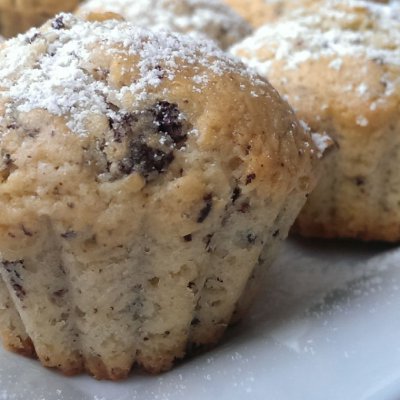 Babeczki z kawałkami czekolady.