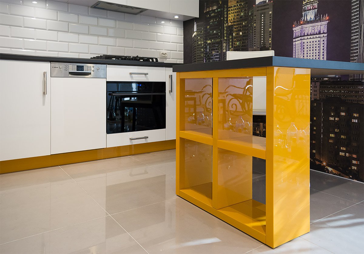 Lakierowana kratownica pełniąca rolę nogi od stołu