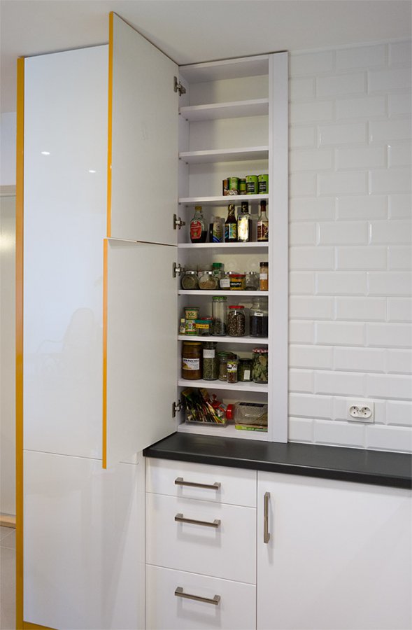 Spiżarnia w kuchni w bloku