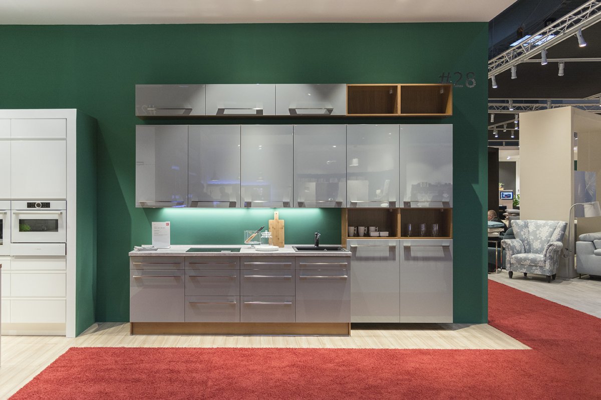 Szara kuchnia łączona z dekorami drewna