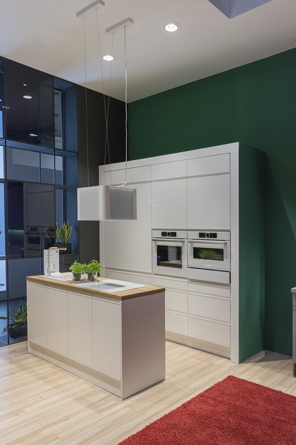 Biała kuchnia z drewnianymi blatami