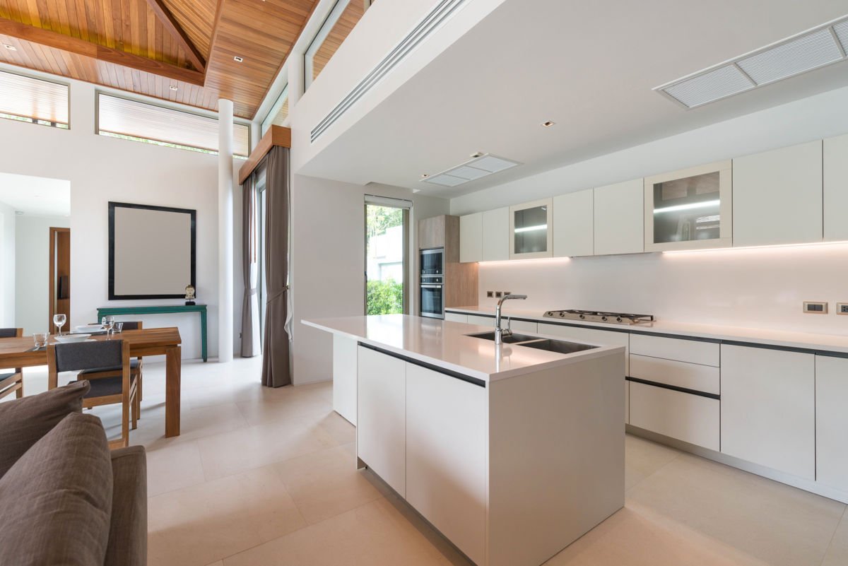 Nowoczesna minimalistyczna zabudowa z niskimi szafkami wiszącymi