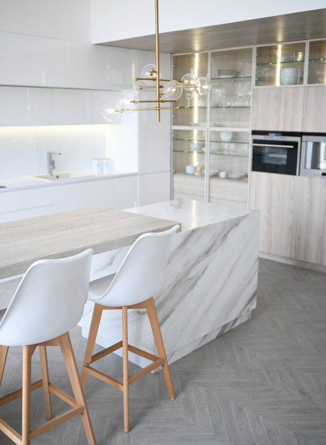 Kuchnia w stonowanych odcieniach bieli i szarości