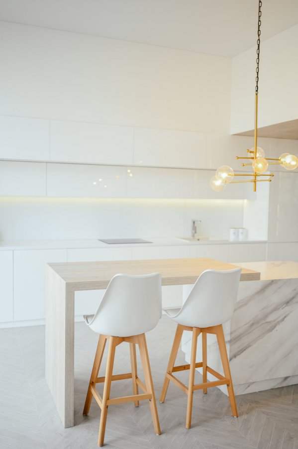 Gruby blat barku w kuchni otwartej na salon