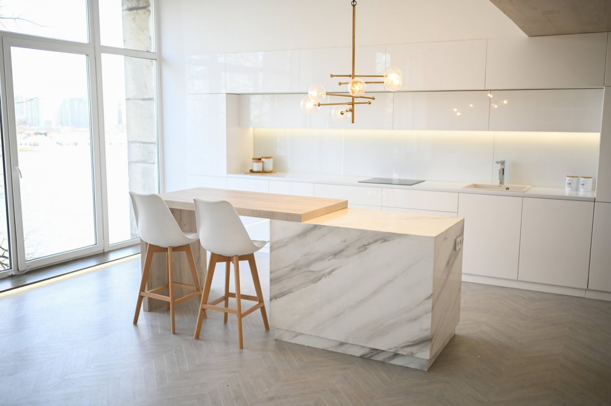 Nowoczesna jasna kuchnia