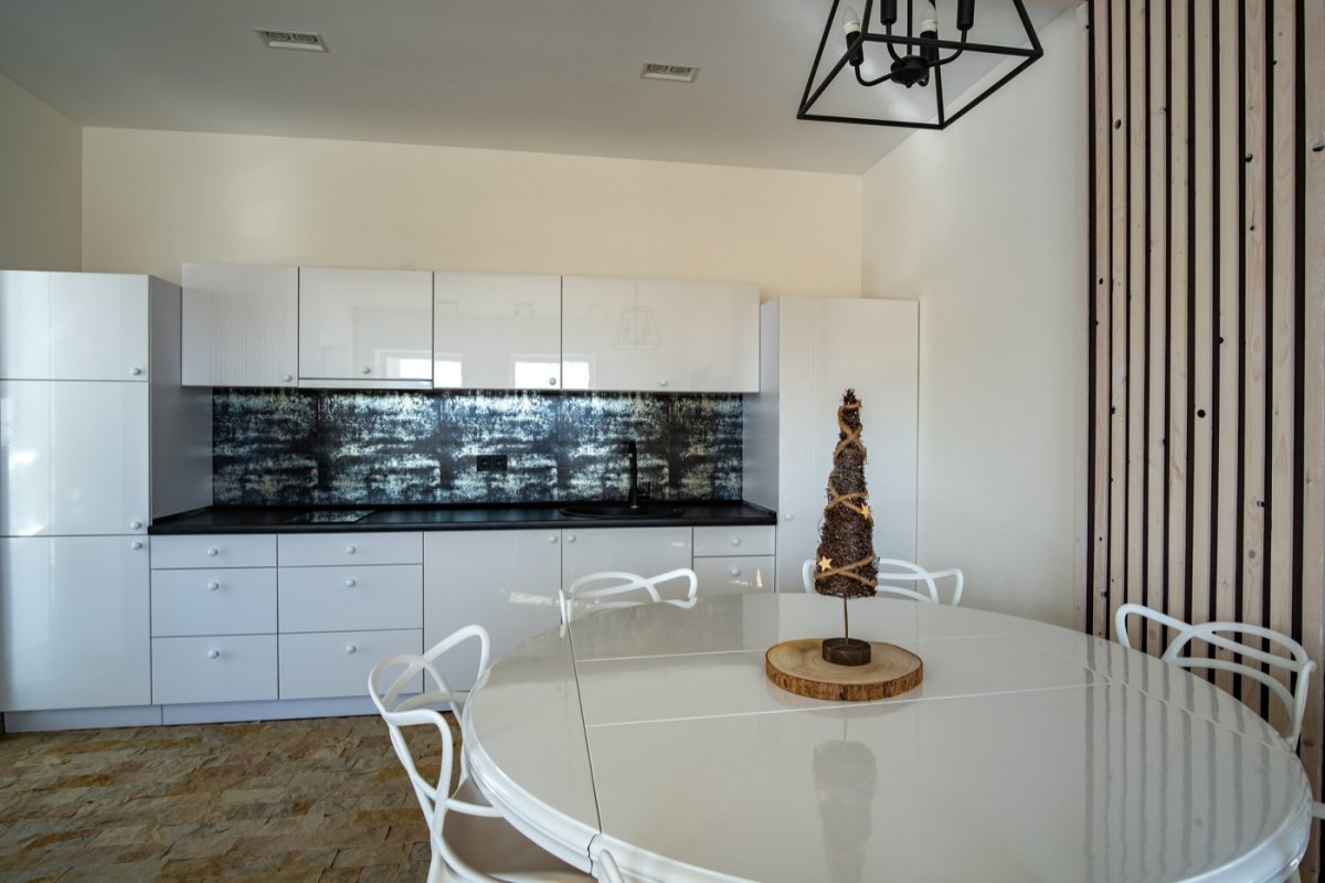 Nowoczesna kuchnie w białym połysku