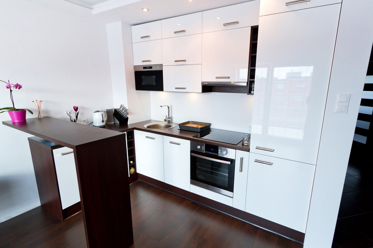 Mały aneks kuchenny z barkiem. 