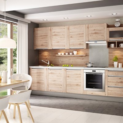 Kuchnia ocieplona drewnianymi dekorami i z dużym stołem 