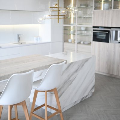 Kuchnia w stonowanych odcieniach bieli i szarości