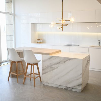 Nowoczesna jasna kuchnia