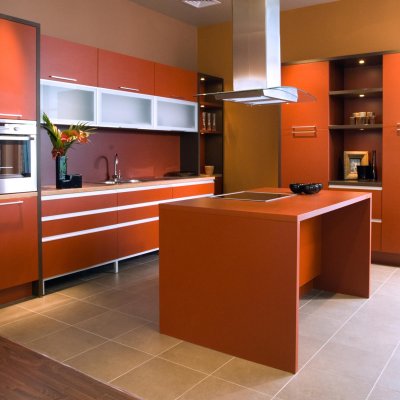 Pomarańczowa kuchnia, fronty i blaty utrzymane w jednej tonacji kolorystycznej