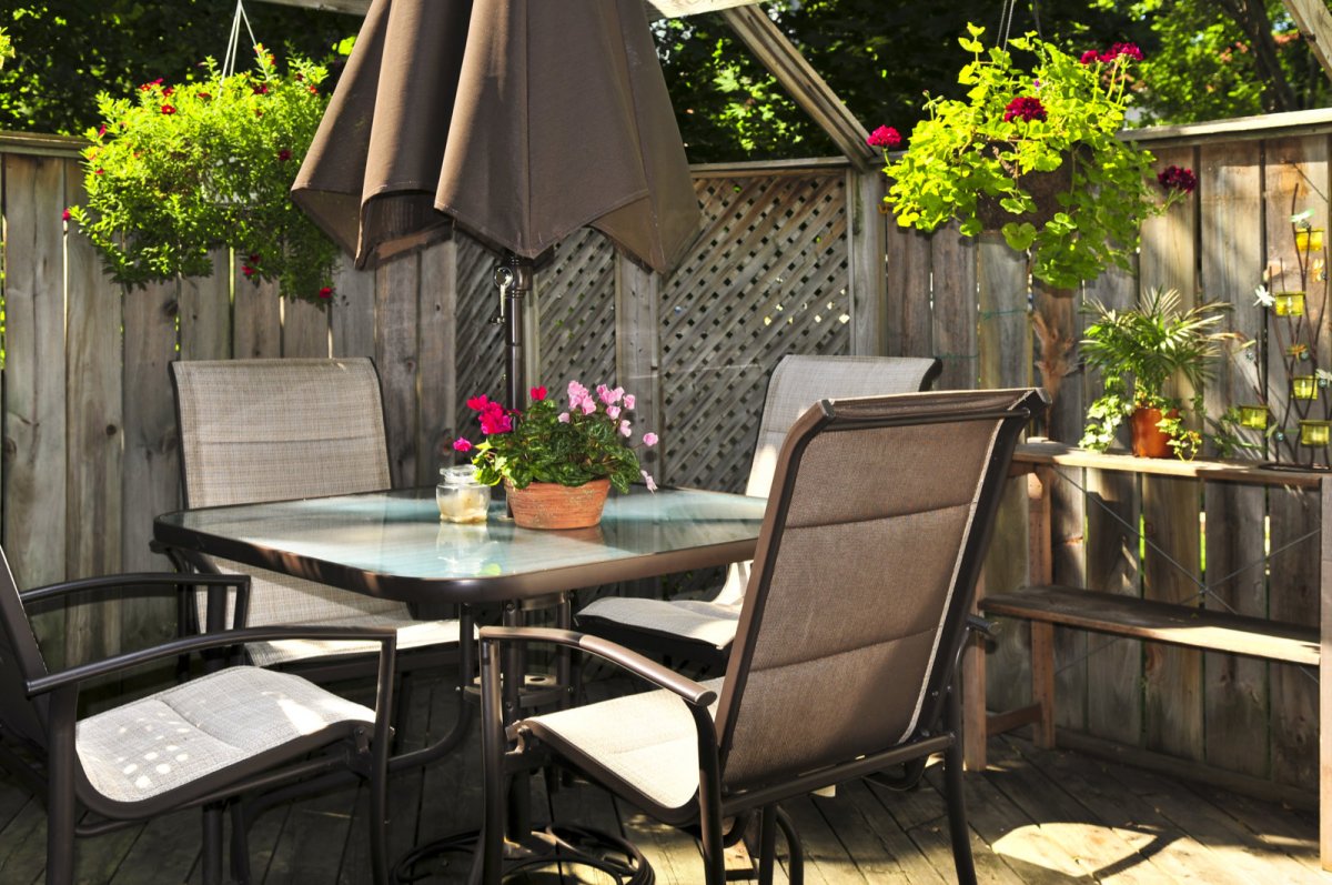 Zestaw ogrodowy ze stołem krzesłami i parasolem
