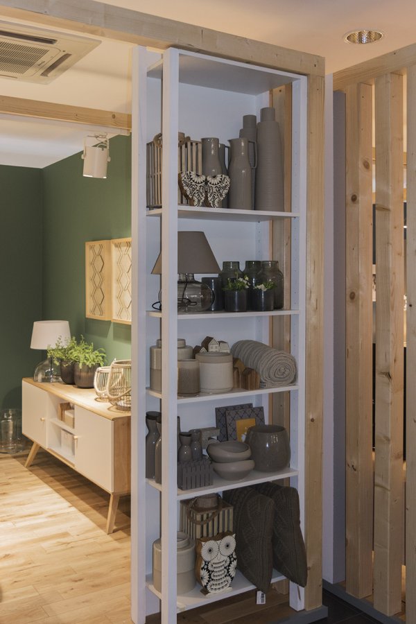 Regał wraz z elementami wyposażenia i dekoracjami