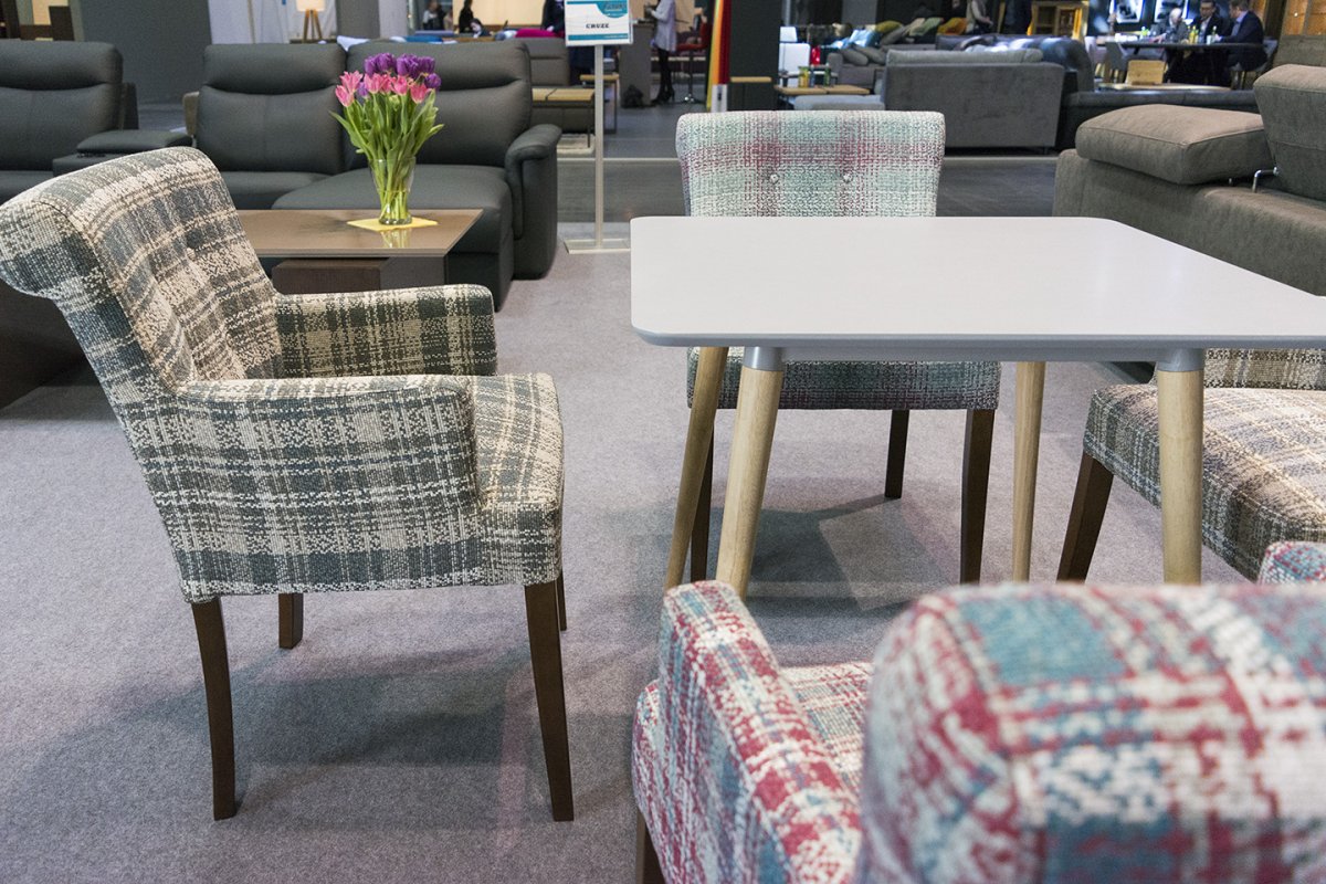 Kraciaste, wełniane obicia krzeseł