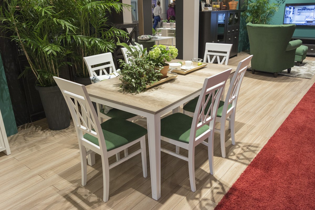 Klasyczny stół do jadalni z delikatnymi, zdobionymi nogami