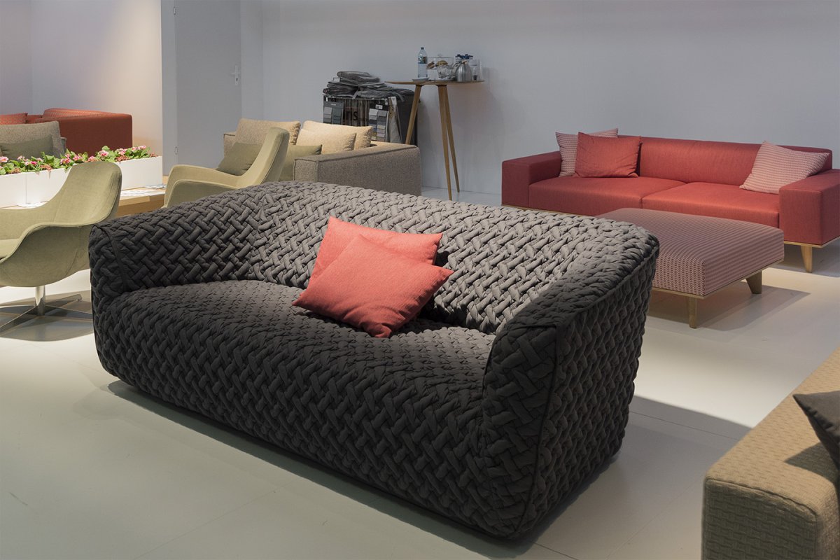 Kanapa w kawowym kolorze 