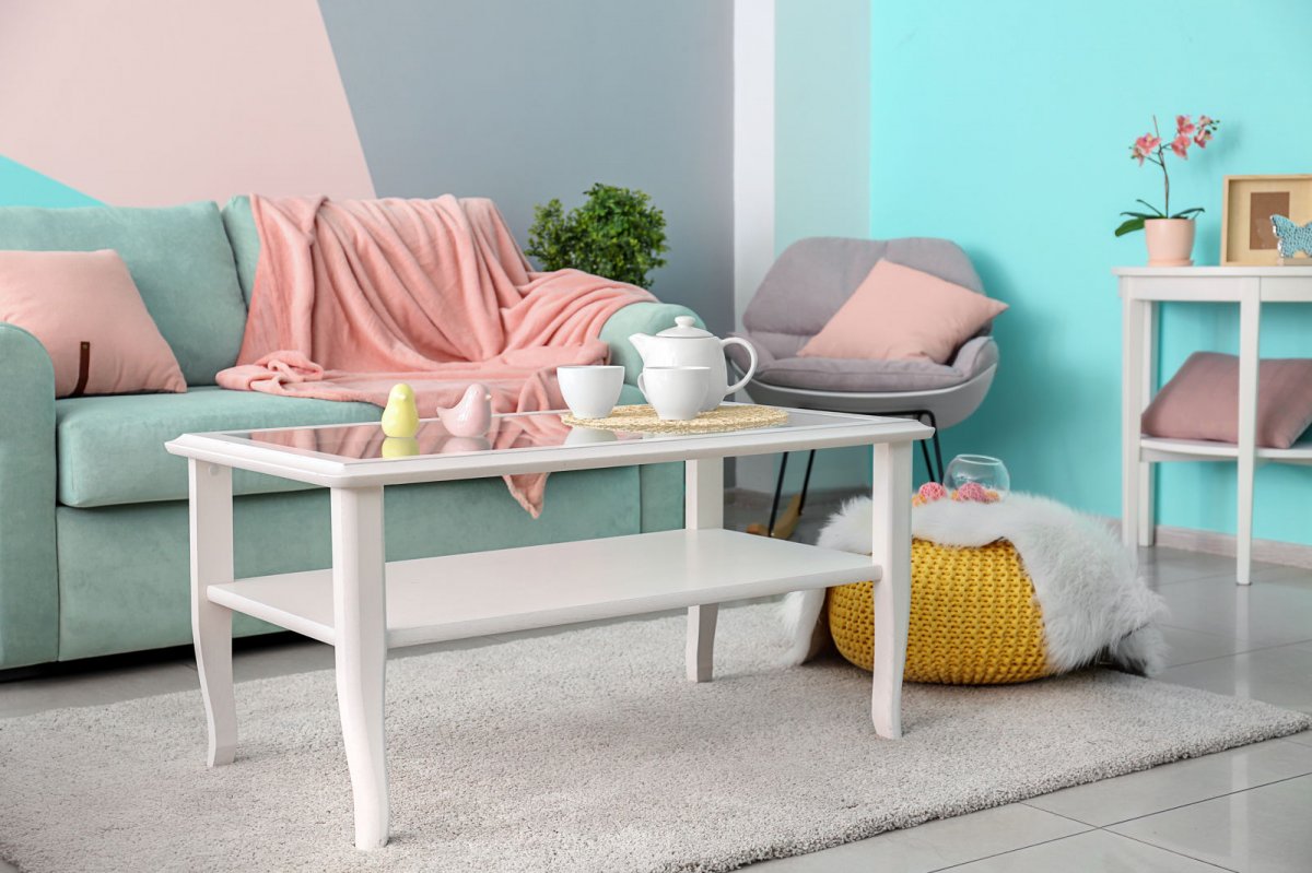 Miętowa sofa w salonie