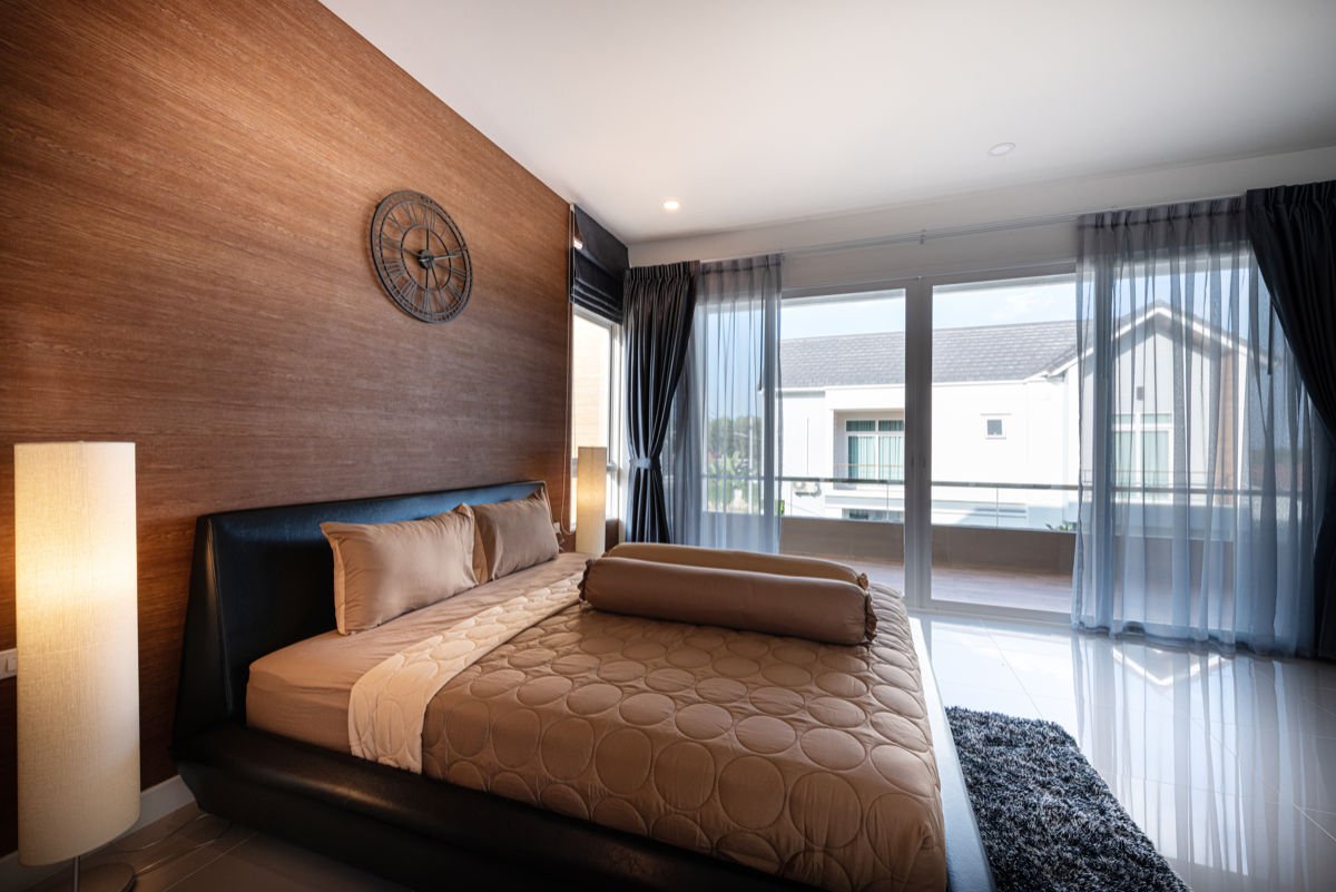 Przestronna, minimalistyczna sypialnia