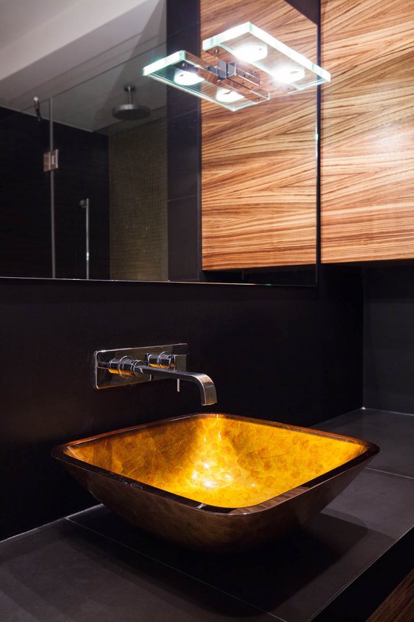 Aranżacja łazienki w ciemnych kolorach z akcentem drewna