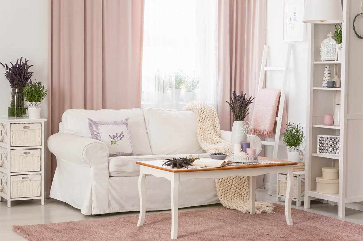 Przytulny salon w stylu prowansalskim