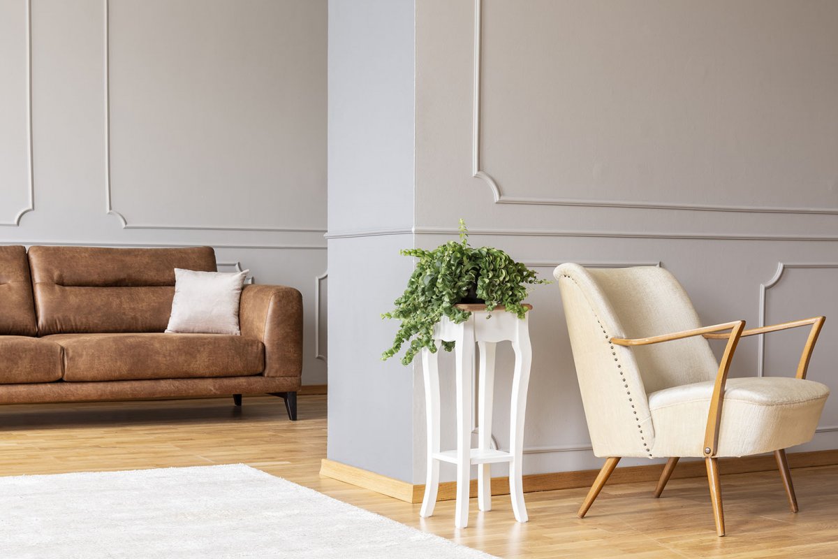 Szare ściany ze sztukaterią w salonie