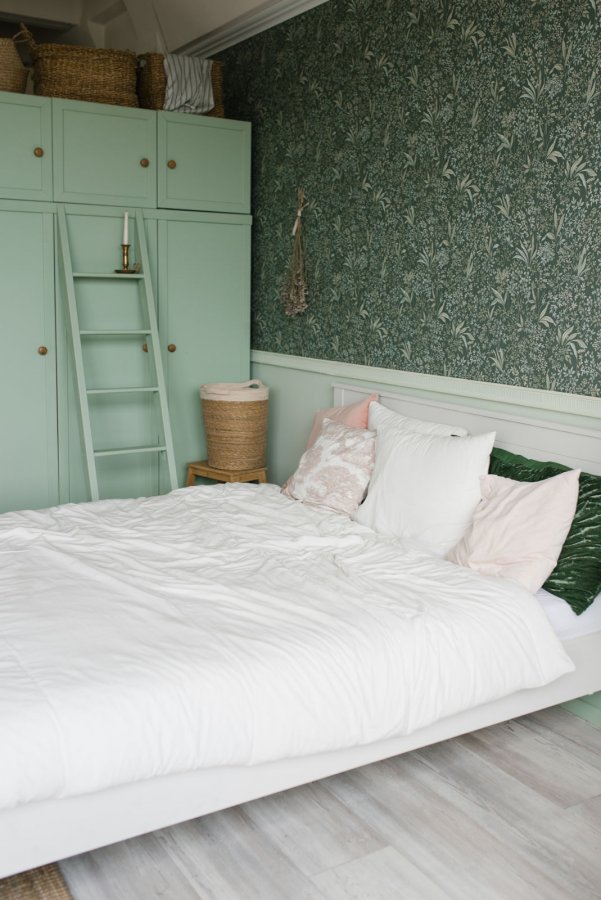Sypialnia w nowoczesnym stylu z szafą w miętowym kolorze