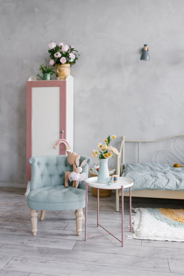 Pokój dziecka z dodatkami w miętowym kolorze