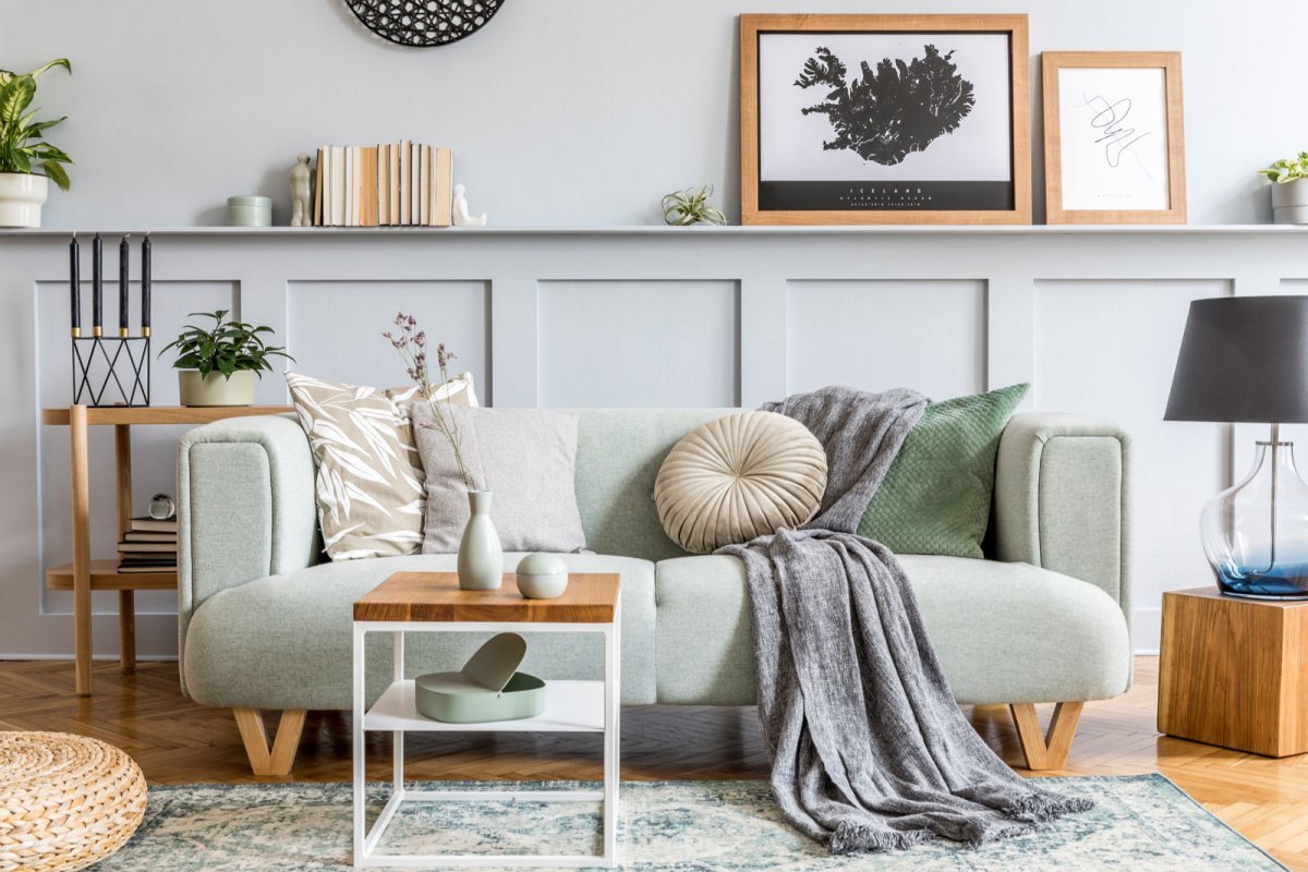 Nowoczesne wnętrze z miętową sofą i dodatkami