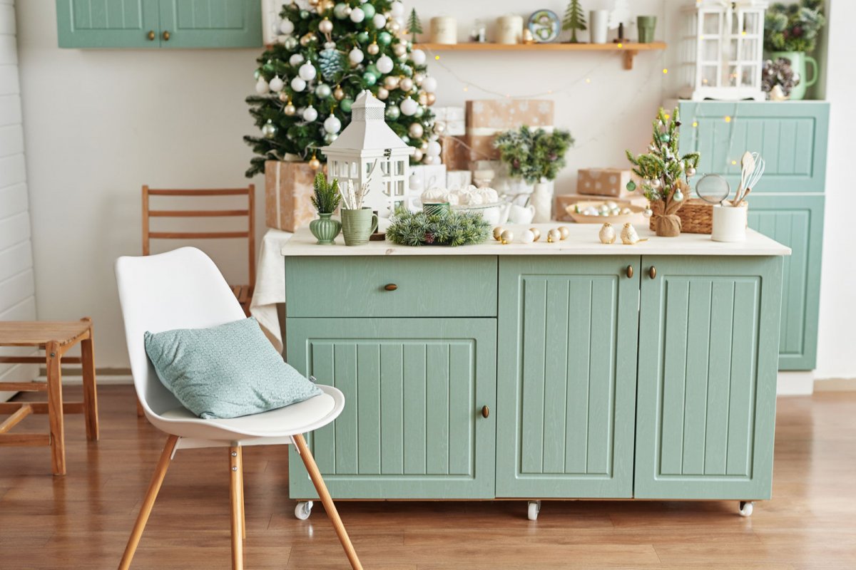 Meble kuchenne z szafkami w miętowym kolorze