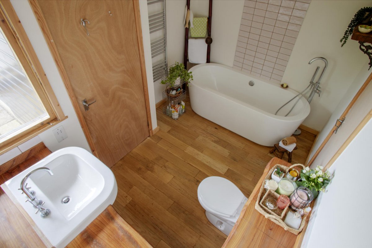 Drewniana podłoga i dodatki w łazience