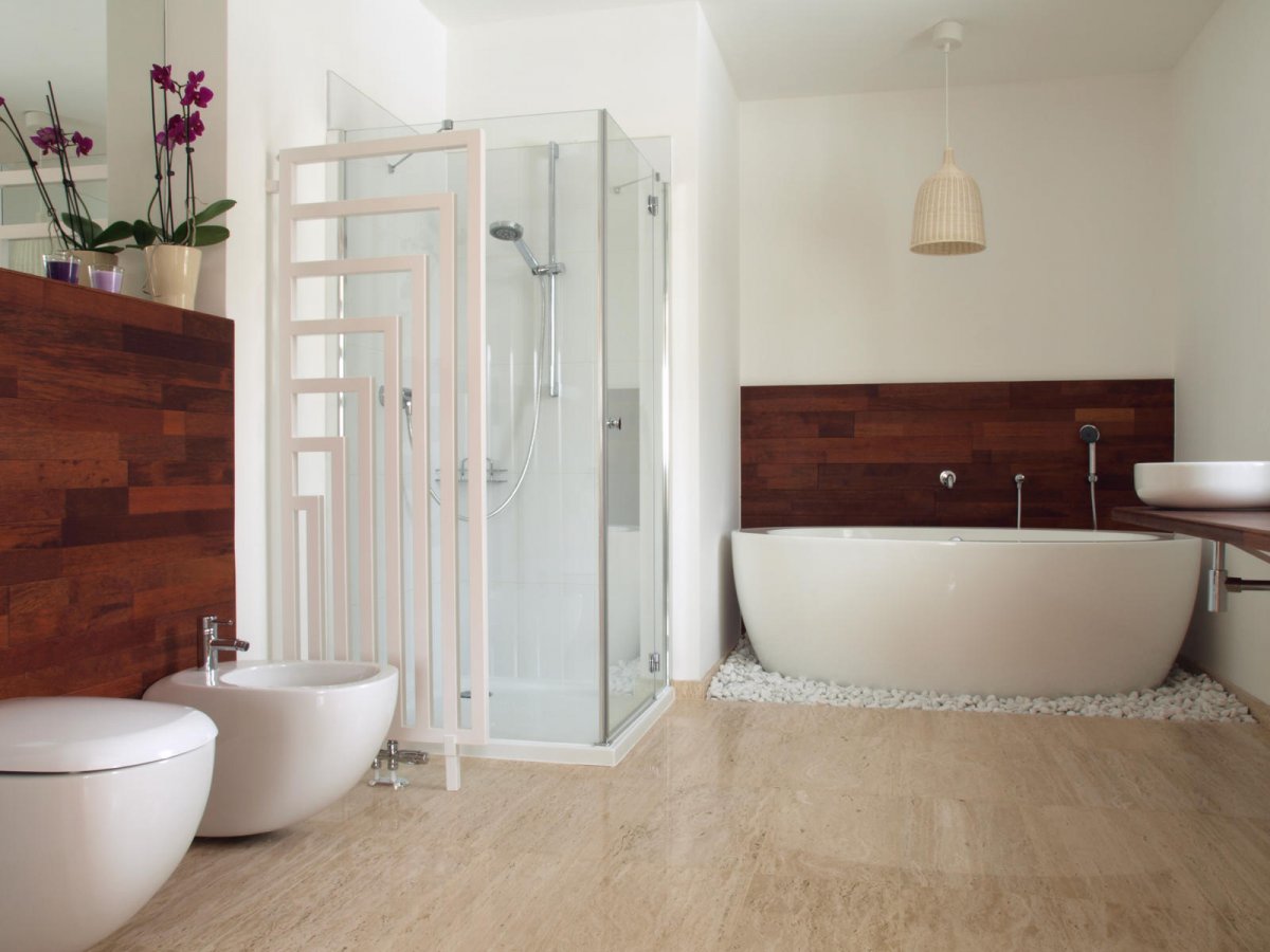 Łazienka z dodatkiem drewna na ścianie