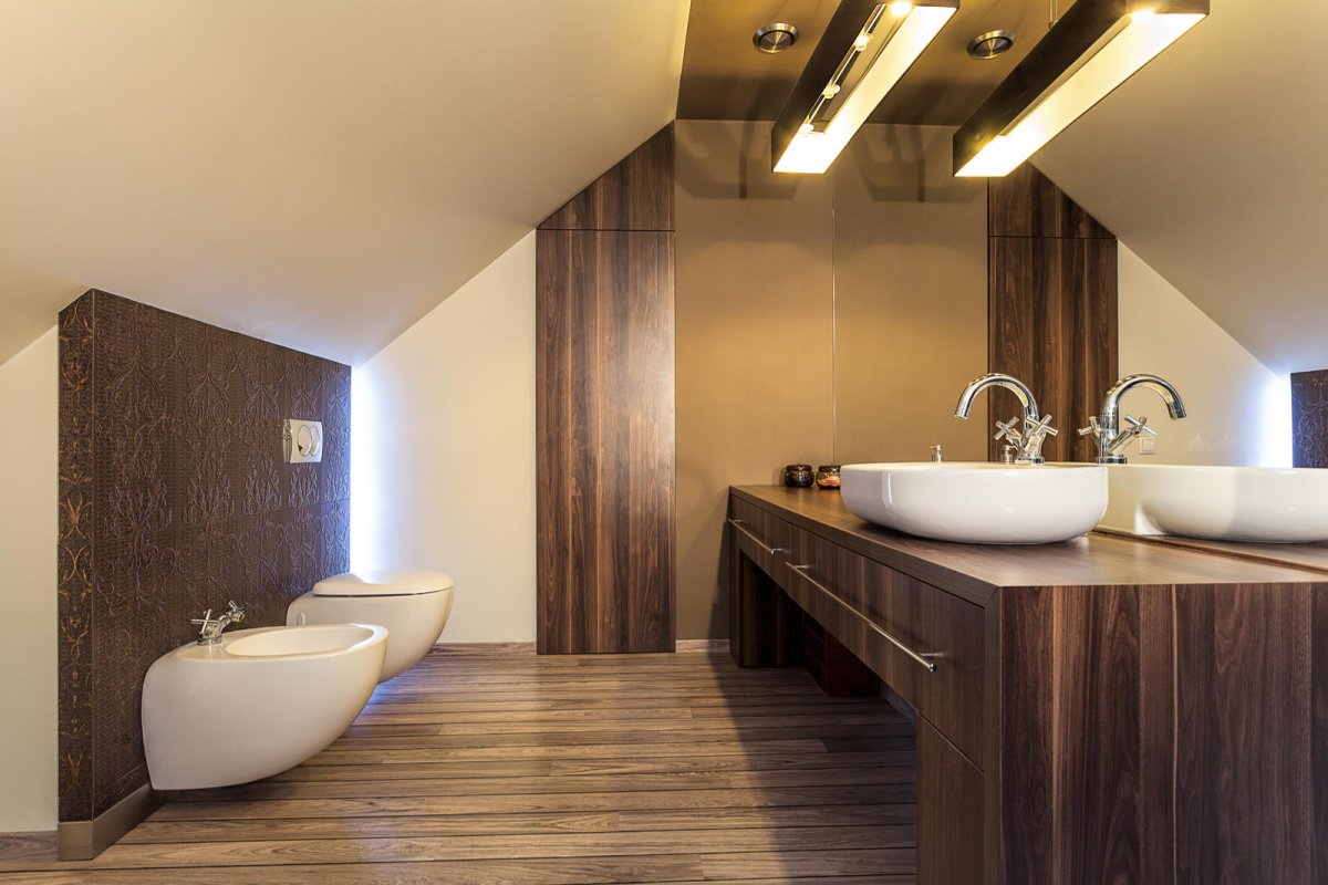 Łazienka z drewnianą podłogą i szafkami w dekorze drewna