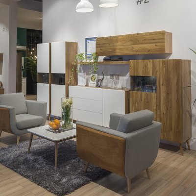 Meble salonowe, stolik kawowy i fotele. 