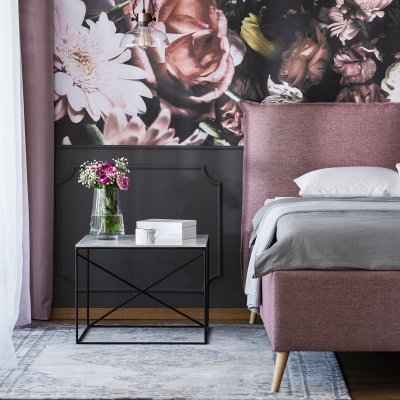 Różowo grafitowa sypialnia.