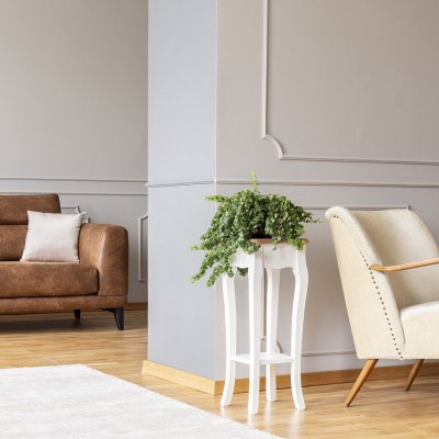 Szare ściany ze sztukaterią w salonie