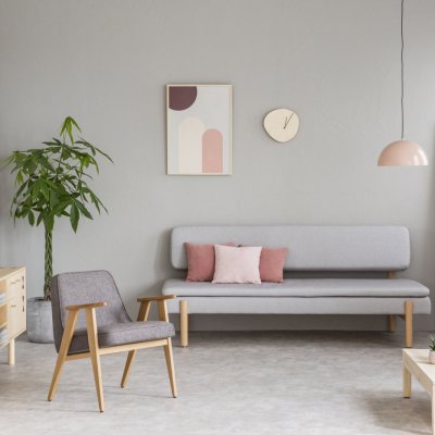 Pastelowe dodatki w szarej aranżacji wnętrza